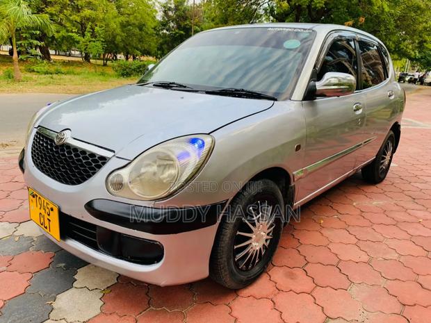 Toyota Duet 2002 Silver