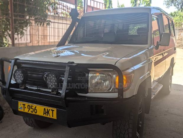 Toyota Land Cruiser 1997 White