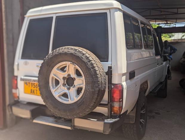 Toyota Land Cruiser 1997 White