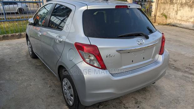 Toyota Vitz 2011 Silver