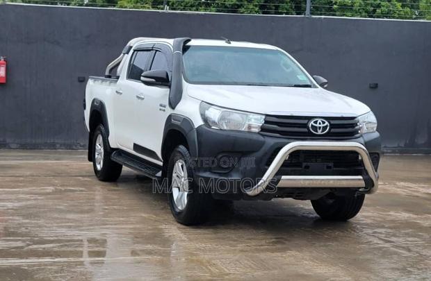 Toyota Hilux SR5 4x4 2015 White
