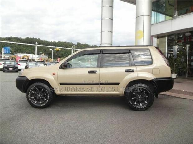 Nissan X-Trail 2004 Yellow