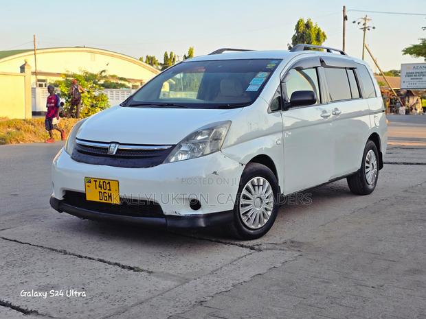 Toyota ISIS 2005 White