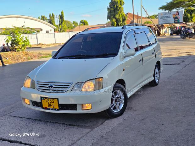 Toyota Gaia 2003 White
