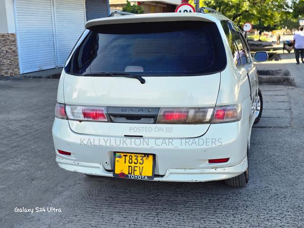 Toyota Gaia 2003 White