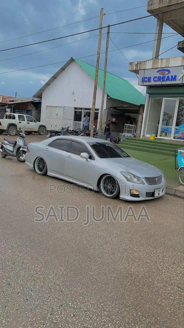 Toyota Crown 2010 Silver