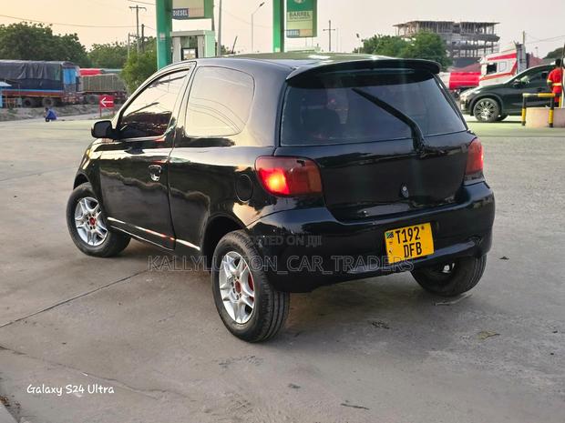 Toyota Vitz 2004 Black