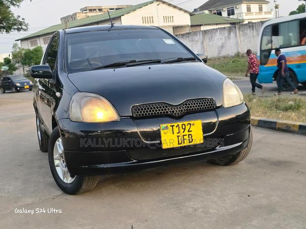 Toyota Vitz 2004 Black