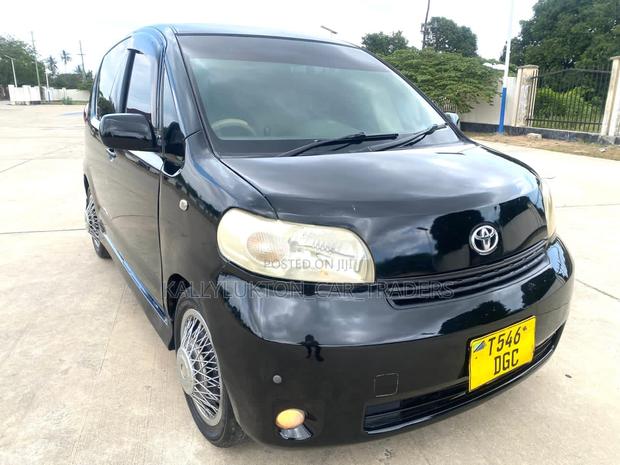 Toyota Porte 2005 Black