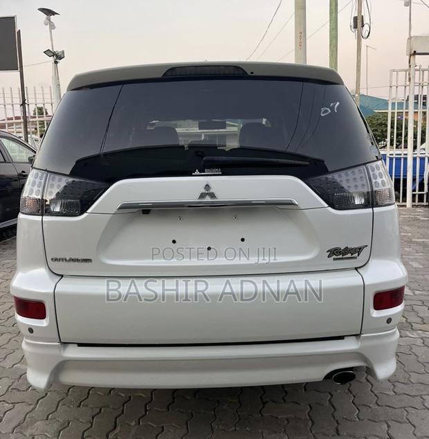 Mitsubishi Outlander 2011 White