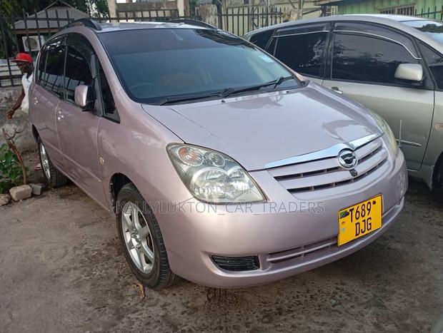Toyota Corolla Spacio 2004 Pink