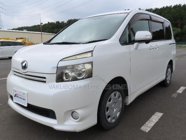 Toyota Voxy 2009 Pearl