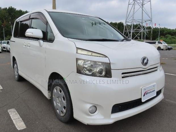 Toyota Voxy 2009 Pearl