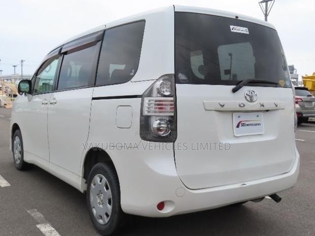 Toyota Voxy 2009 Pearl