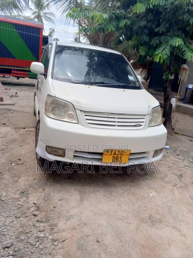 Toyota Noah 2002 White
