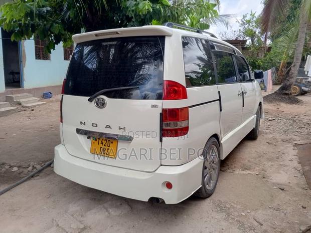 Toyota Noah 2002 White