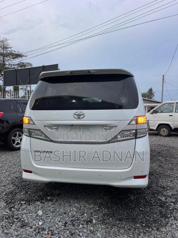 Toyota Vellfire 2009 White