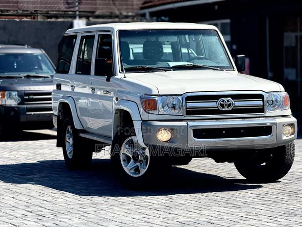 Toyota Land Cruiser 2011 White