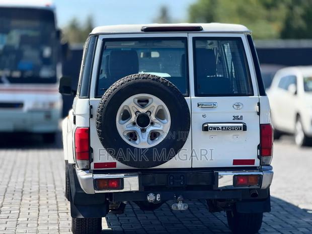 Toyota Land Cruiser 2011 White