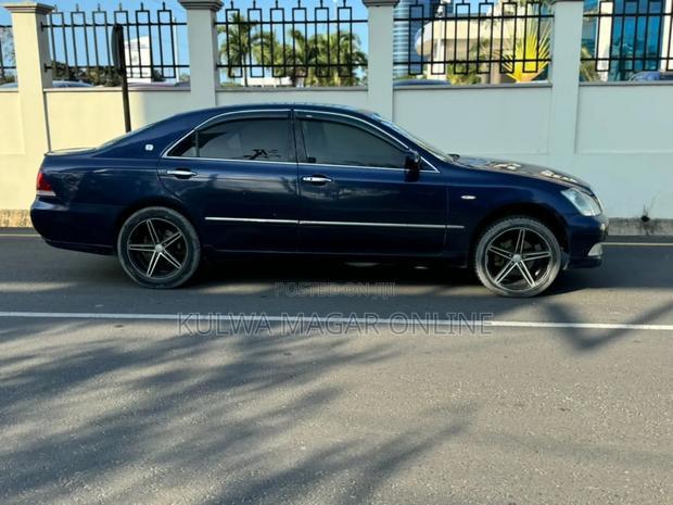 Toyota Crown 2004 Blue