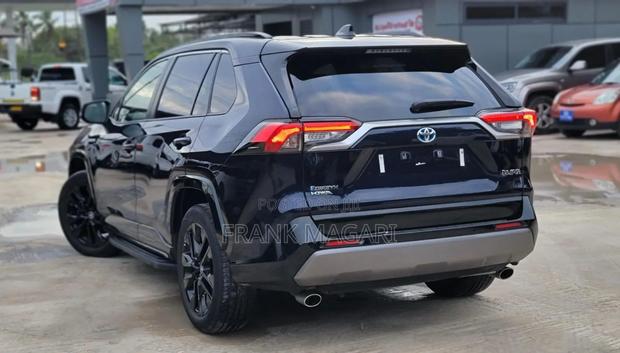 Toyota RAV4 2021 Blue