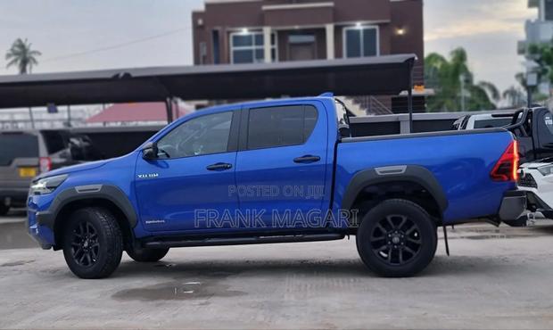 New Toyota Hilux 2023 Blue