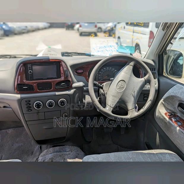 Toyota Noah 2001 Gold