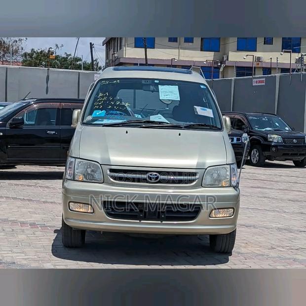 Toyota Noah 2001 Gold