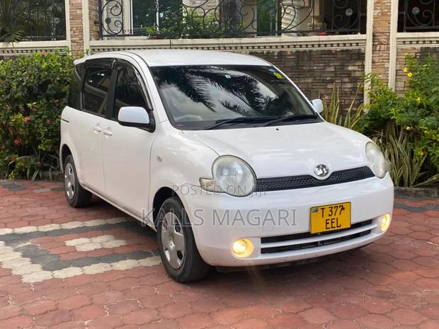 Toyota Sienta 2004 White