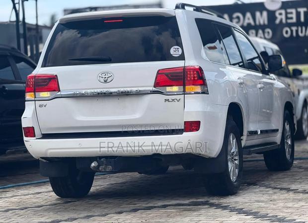 Toyota Land Cruiser 2017 White