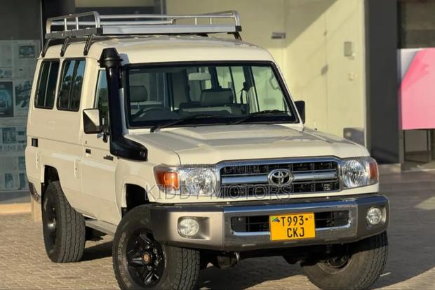 Toyota Land Cruiser 2012 White