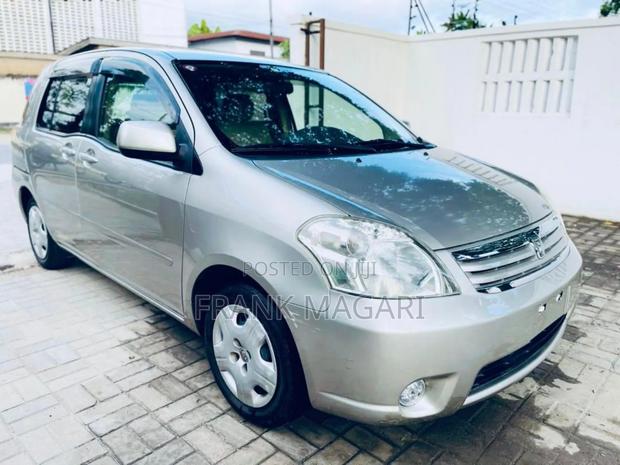 Toyota Raum 2003 Gold