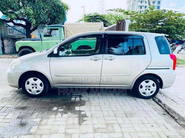Toyota Raum 2003 Gold