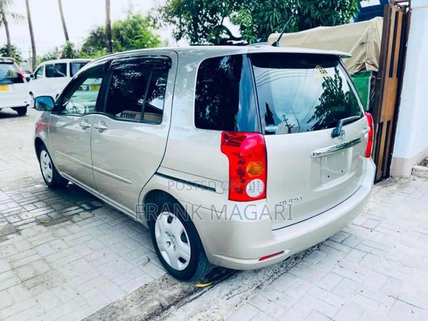 Toyota Raum 2003 Gold