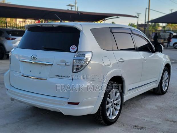 Toyota Vanguard 2011 White