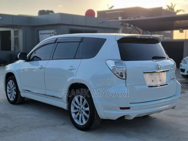 Toyota Vanguard 2011 White