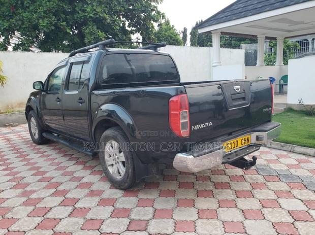 Nissan Navara 2005 Black