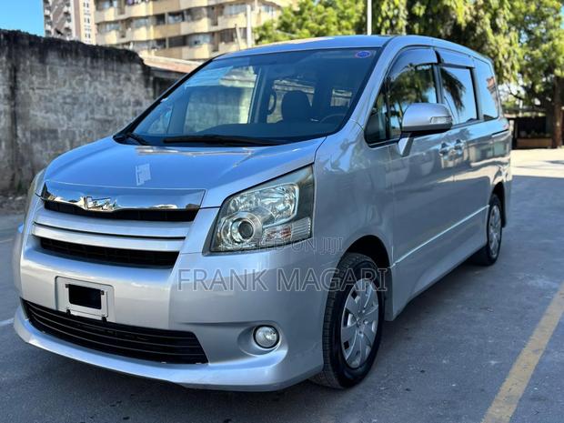 Toyota Noah 2008 Silver