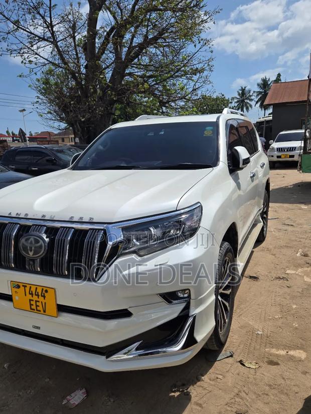 Toyota Land Cruiser Prado 2017 White