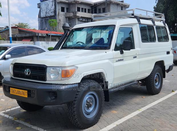Toyota Land Cruiser 2013 White
