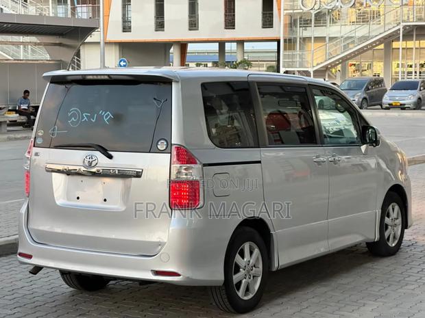 Toyota Noah 2007 Silver