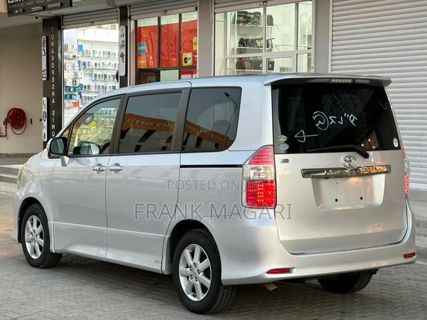 Toyota Noah 2007 Silver