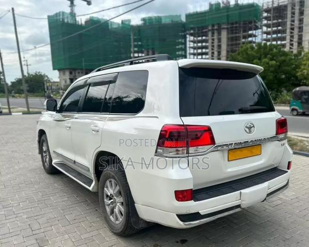 Toyota Land Cruiser 2017 White