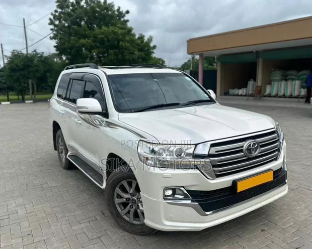Toyota Land Cruiser 2017 White