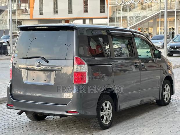 Toyota Noah 2008 Gray