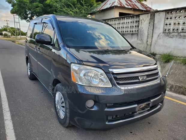Toyota Noah 2007 Silver
