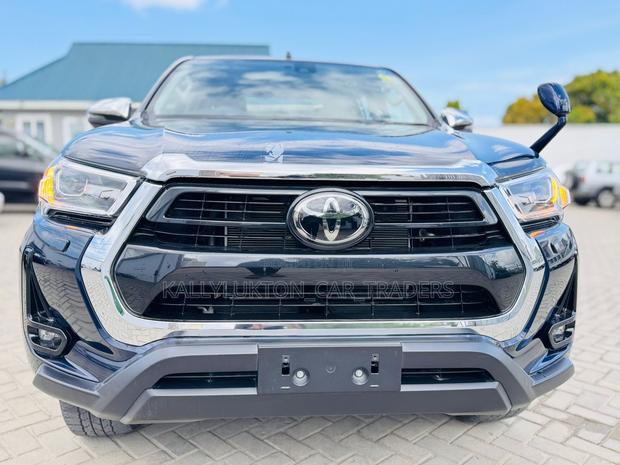 New Toyota Hilux 2021 Black