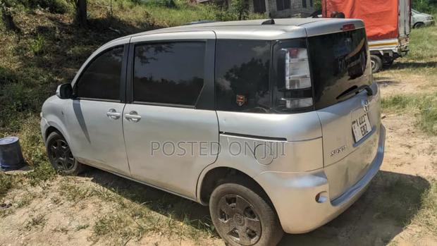 Toyota Sienta 2005 Silver