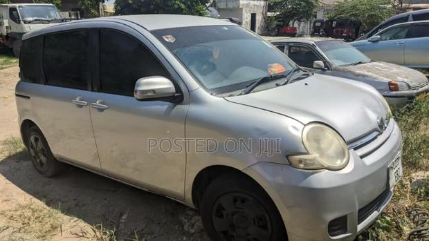 Toyota Sienta 2005 Silver