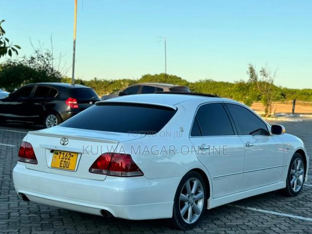Toyota Crown 2006 White